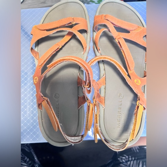 Size 8 Merrel Sandals - Picture 3 of 3